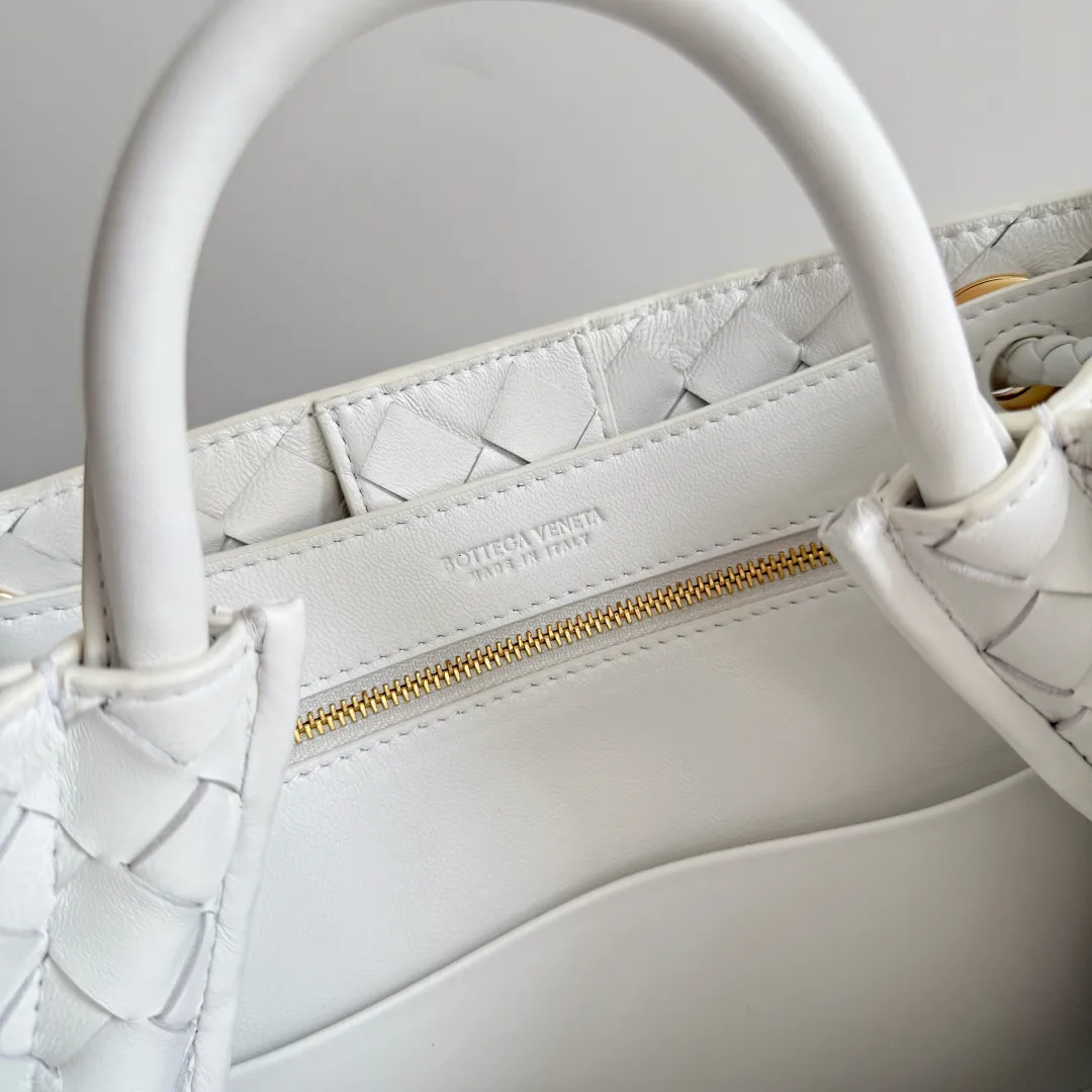 The new Andiamo batch of 3060 BV is shipped‼ ️The classic intercciato weaving process is used to create a soft bag, the metal knot is made of micro-cast aluminum using jewelry technology🪢, and the decorative beads are made of metal and hand-polished oak, allowing you to jump repeatedly between elegance and fun💃, making it unpredictable. Classic and versatile, it shows off your temperament, and the bag has a large capacity, making it very convenient for daily commuting! It has a variety of carrying methods, the shoulder straps can be adjusted by yourself, the original lambskin feels soft and delicate, and the unisex style breaks gender boundaries and brings a more practical and long-lasting use experience. The Andiamo, which has both elegant and casual styles, perfectly interprets the "fashionable old money style". Style number: 743568+wood hardware Color: white Size: 25*22*10.5cm